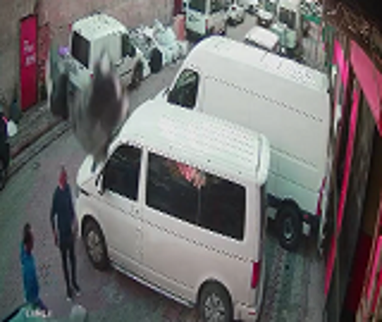 Sultangazi’de yük asansöründen malzemeler düştü; kaldırımdakiler son anda kurtuldu