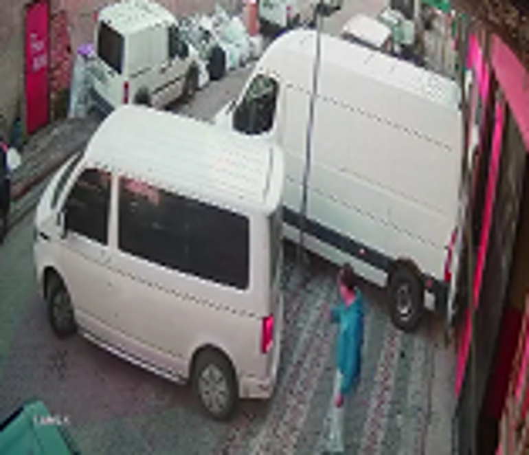 Sultangazi’de yük asansöründen malzemeler düştü; kaldırımdakiler son anda kurtuldu