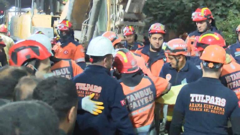 Maltepede çöken binadaki arama çalışmalarında enkazdan 1 kişi çıkarıldı