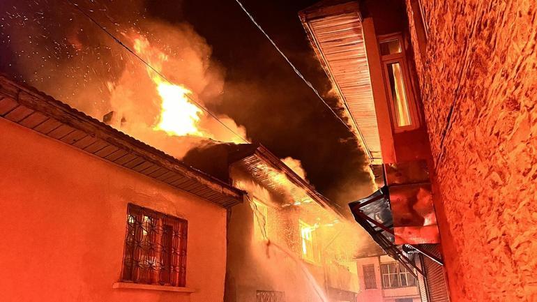 Yanan evini izlerken fenalaşıp, hastanede hayatını kaybetti