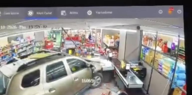 Otomobilin markete girdiği kaza kamerada
