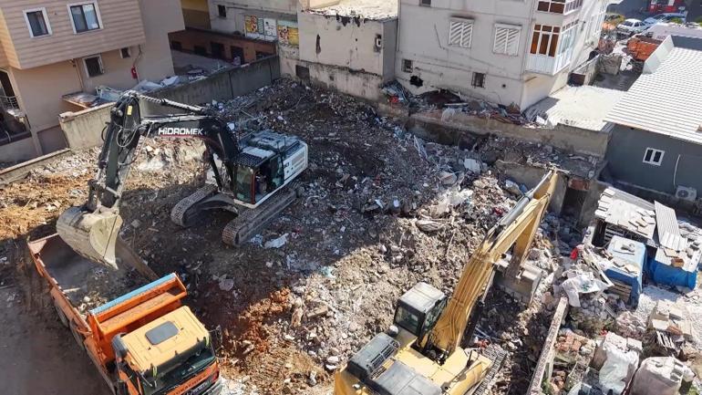 Maltepede 3 katı çöken binadan incelenmek üzere örnekler alındı; çalışmalar havadan görüntülendi