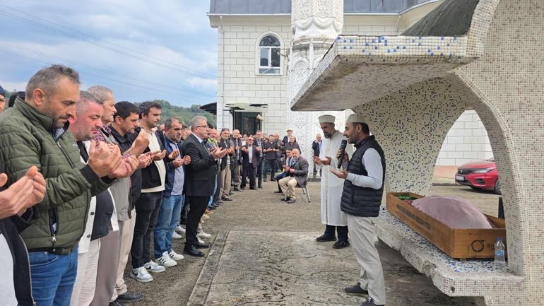 Oğlunu öldüren cinayet şüphelisinin annesi tarafından tabancayla vurulan kadın, toprağa verildi