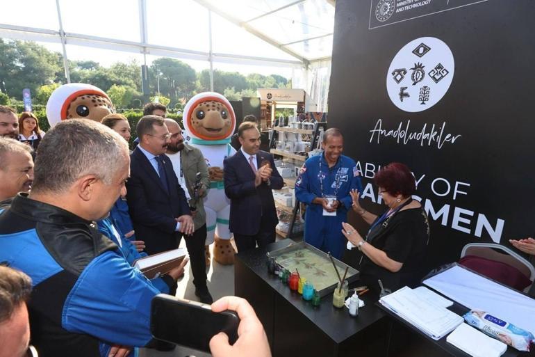 Bakan Kacır, Uluslararası Uzay Kongresi (IAC 2026) kapsamında ülkemizde bulunan astronotlarla birlikte Anadolu Pazarı’nı ziyaret etti