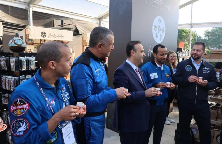 Bakan Kacır, Uluslararası Uzay Kongresi (IAC 2026) kapsamında ülkemizde bulunan astronotlarla birlikte Anadolu Pazarı’nı ziyaret etti