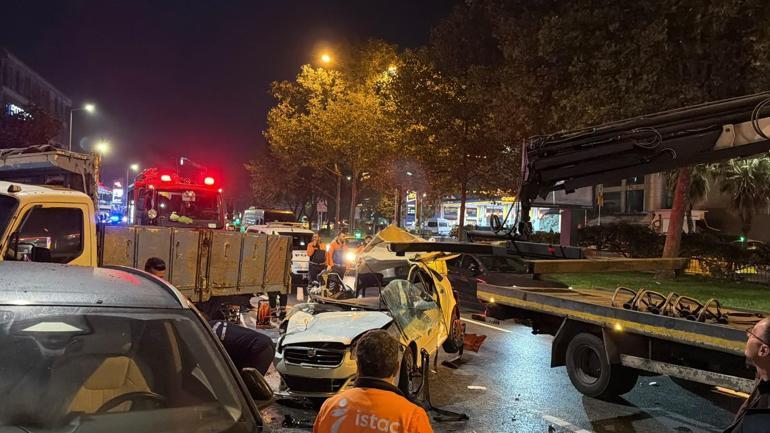Beyoğlunda otomobil, taksiye çarpıp kamyonetin altına girdi: 3 yaralı