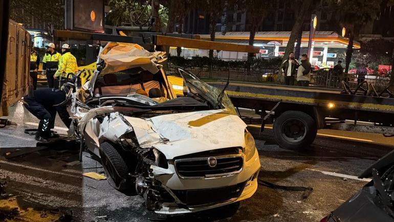 Beyoğlunda otomobil, taksiye çarpıp kamyonetin altına girdi: 3 yaralı