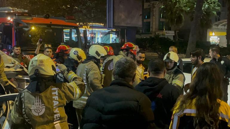 Beyoğlunda otomobil, taksiye çarpıp kamyonetin altına girdi: 3 yaralı
