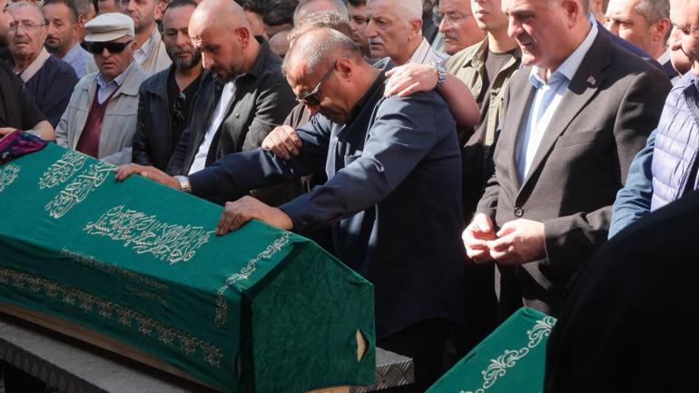 Maltepe’de çöken binada hayatını kaybeden kardeşler son yolculuğuna uğurlandı