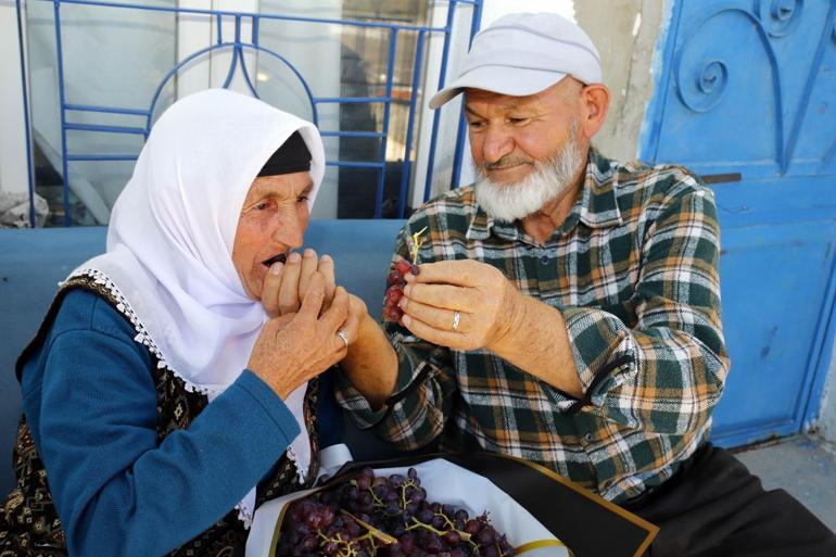 58 yıllık eşine her doğum gününde çiçek yerine üzüm hediye ediyor