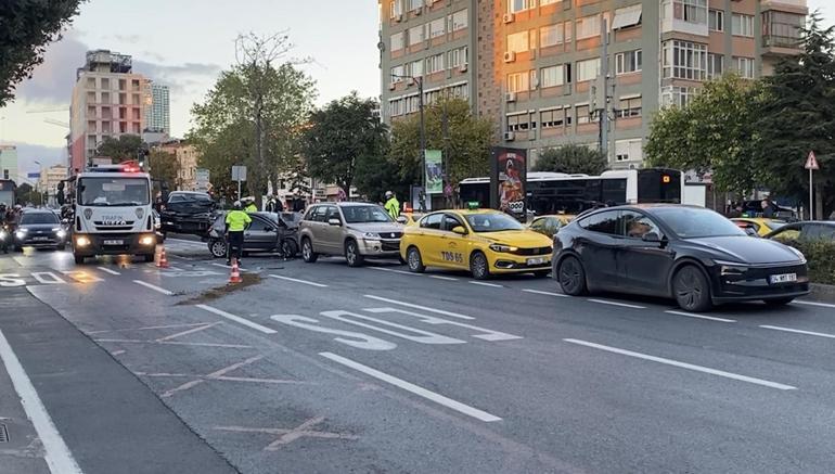 Beşiktaş’ta İranlı sürücünün çarptığı 5 aracın karıştığı zincirleme kaza kamerada
