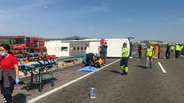 Manisada tur otobüsü devrildi; 11 ölü