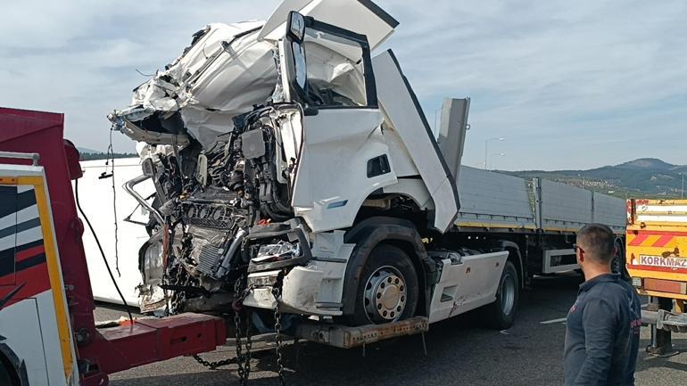 Manisada tur otobüsü ve TIRın çarpıştığı kazada 11 ölü, 27 yaralı