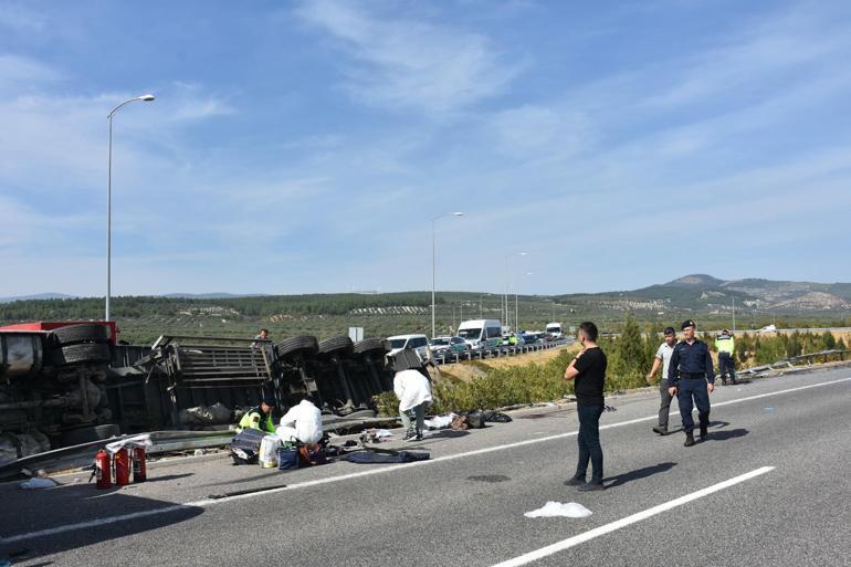 Manisada tur otobüsü ve TIRın çarpıştığı kazada 11 ölü, 27 yaralı