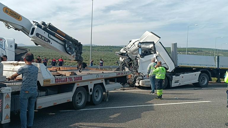 Manisada tur otobüsü ve TIRın çarpıştığı kazada 11 ölü, 27 yaralı