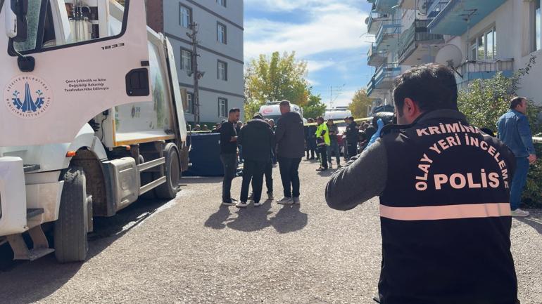 Çöp kamyonunun çarptığı 2 çocuk annesi öldü
