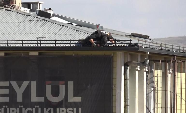 Sivasta işçilerin çatıda tehlikeli mesaisi
