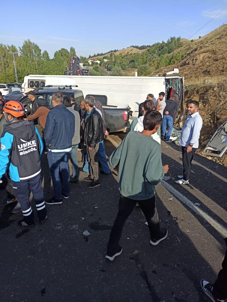 Bingöl’de midibüs ile kamyonet çarpıştı: 12 yaralı