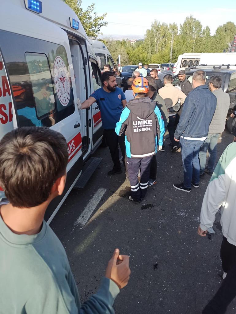 Bingöl’de midibüs ile kamyonet çarpıştı: 12 yaralı