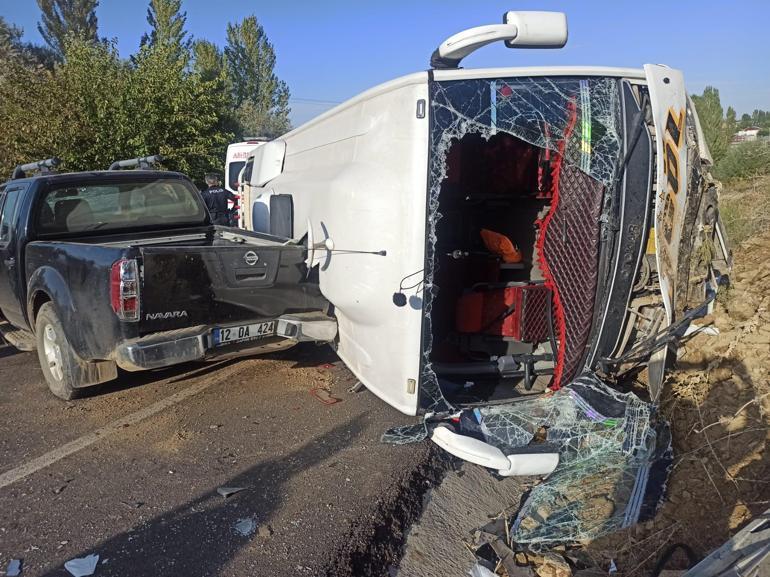 Bingöl’de midibüs ile kamyonet çarpıştı: 12 yaralı
