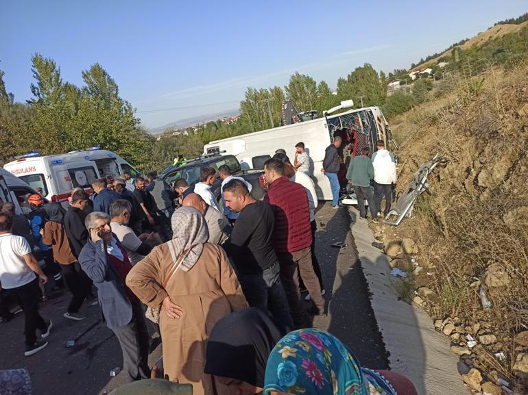 Bingöl’de midibüs ile kamyonet çarpıştı: 12 yaralı