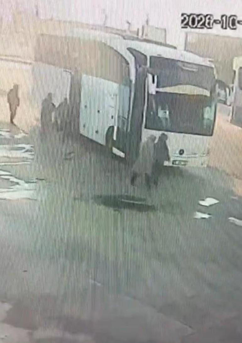 Manisada tur otobüsü ve TIRın çarpıştığı kazada 11 ölü, 26 yaralı