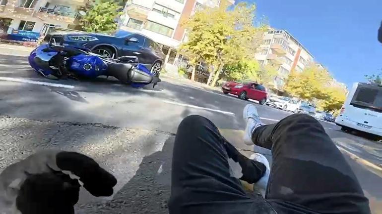 Motosikletle otomobilin çarpıştığı anlar kask kamerasında
