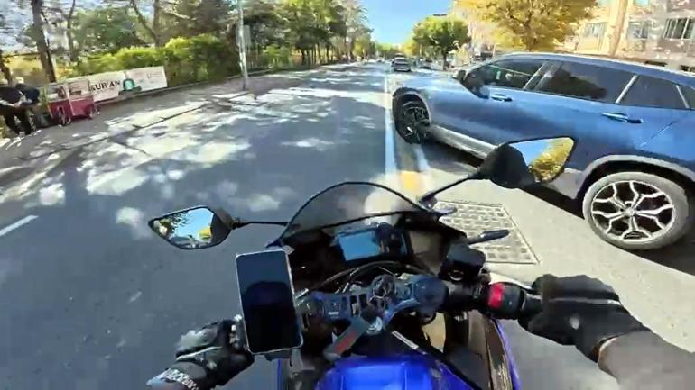 Motosikletle otomobilin çarpıştığı anlar kask kamerasında
