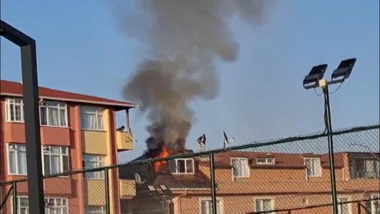 Sancaktepede 4 katlı binanın çatısı alev alev yandı