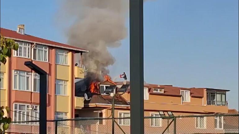 Sancaktepede 4 katlı binanın çatısı alev alev yandı