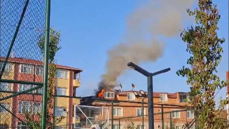 Sancaktepede 4 katlı binanın çatısı alev alev yandı