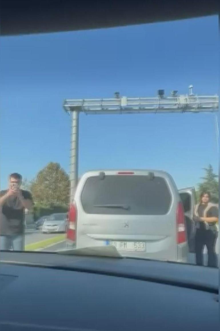 Bakırköyde trafikte kadın sürücüye hakaret eden kişi kamerada