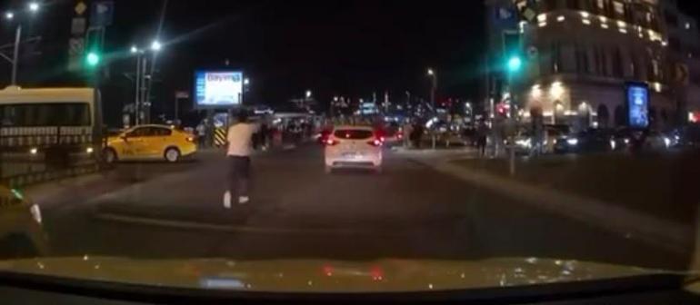 Fatihte yolun karşısına geçmek isteyen kişiye çarpan otomobil kamerada