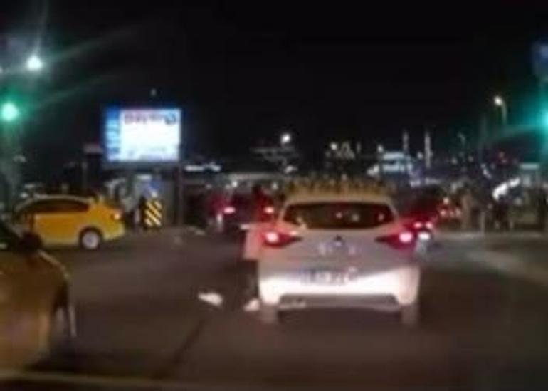 Fatihte yolun karşısına geçmek isteyen kişiye çarpan otomobil kamerada