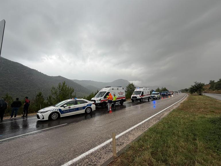 Mersinde minibüs bahçeye yuvarlandı: 1i ağır, 17 yaralı