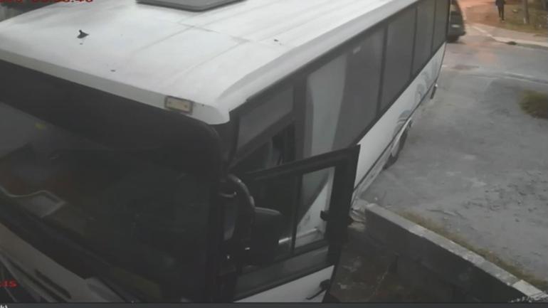 Arnavutköyde freni tutmayan midibüs bahçeye girdi; sürücü kapısından tuttu ama durduramadı