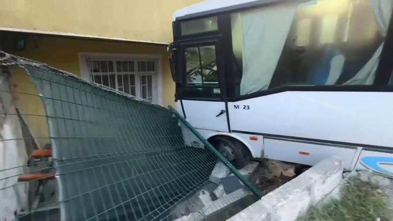 Arnavutköyde freni tutmayan midibüs bahçeye girdi; sürücü kapısından tuttu ama durduramadı