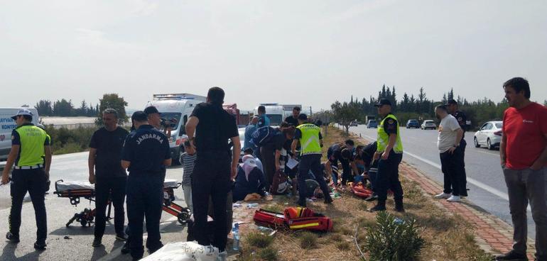 Midibüs, kaygan yolda devrildi; 17 yaralı