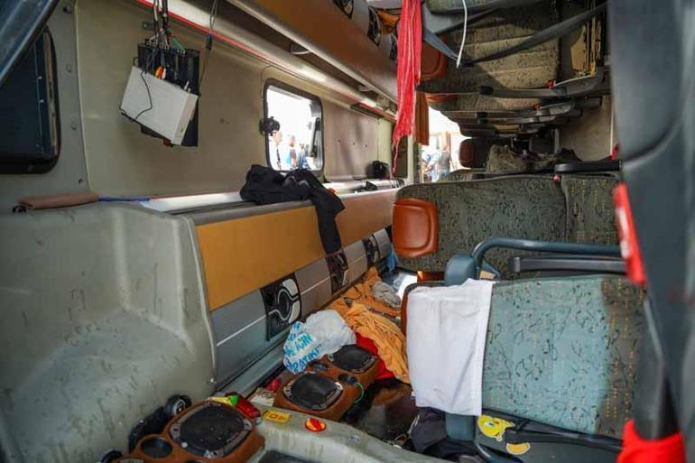 Midibüs, kaygan yolda devrildi; 17 yaralı