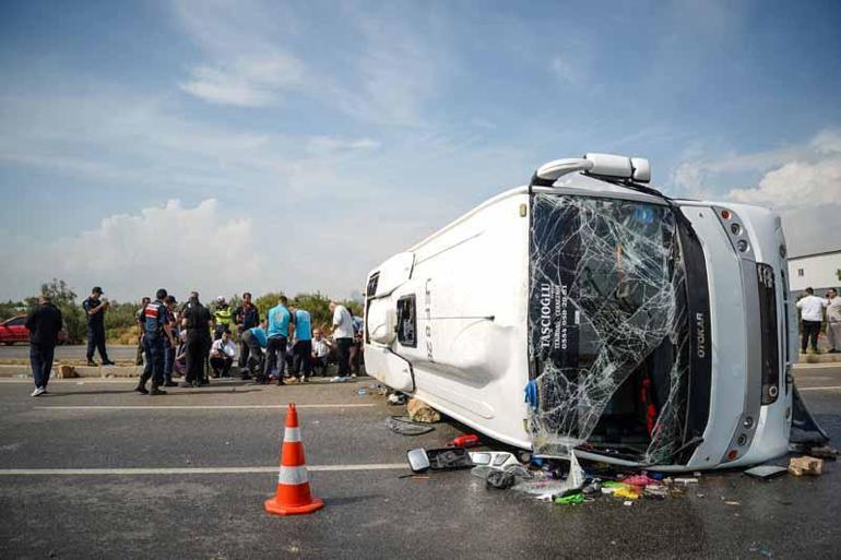 Midibüs, kaygan yolda devrildi; 17 yaralı