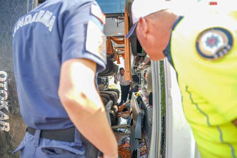 Midibüs, kaygan yolda devrildi; 17 yaralı