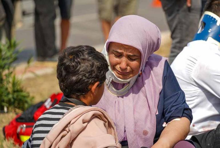 Midibüs, kaygan yolda devrildi; 17 yaralı