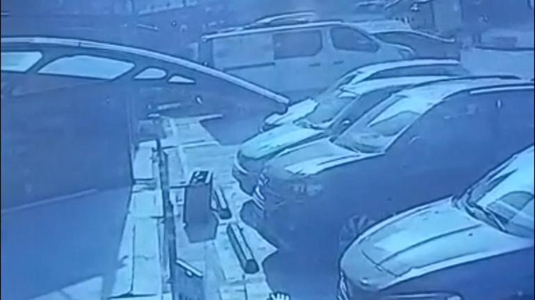Esenyurtta otomobil park halindeki araca çarpıp börekçiye girdi