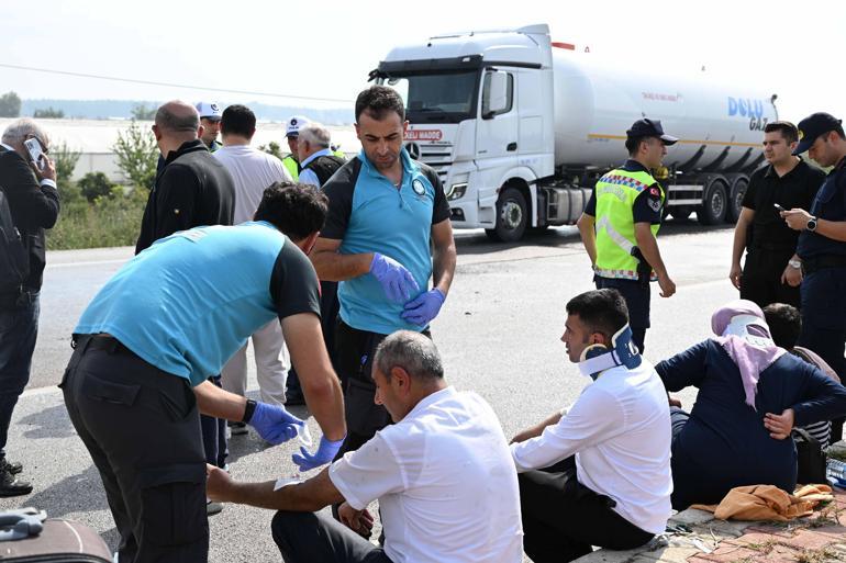 Midibüs, kaygan yolda devrildi; 17 yaralı