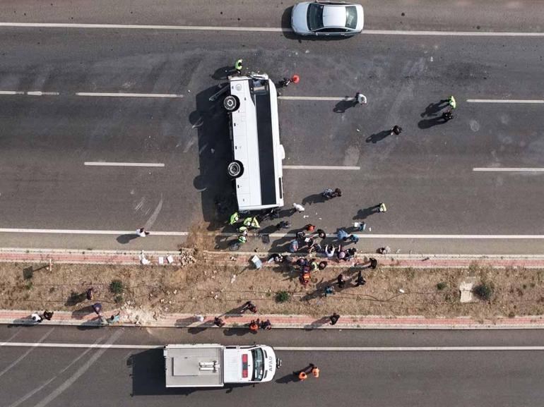 Midibüs, kaygan yolda devrildi; 17 yaralı