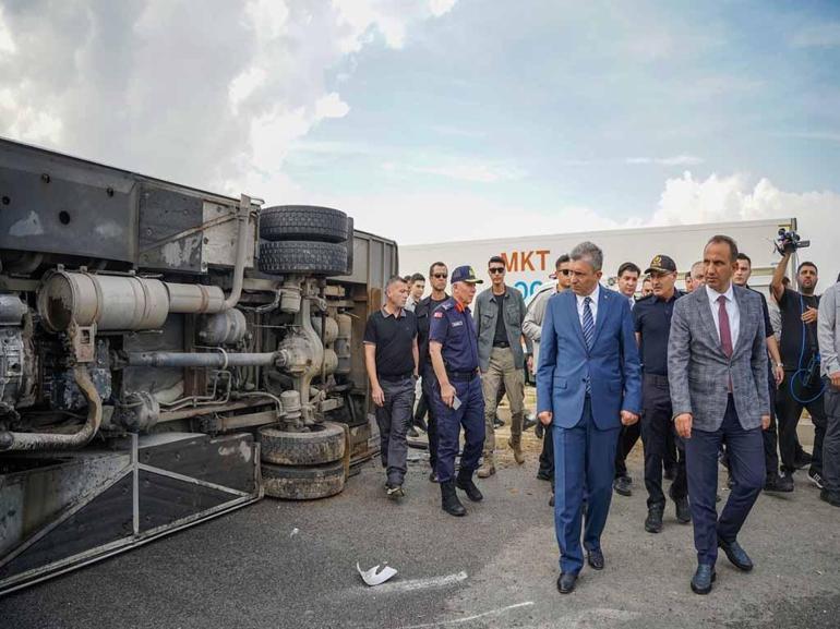 Midibüs, kaygan yolda devrildi; 17 yaralı