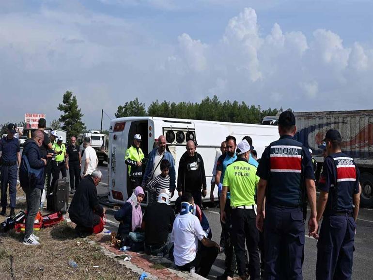 Midibüs, kaygan yolda devrildi; 17 yaralı