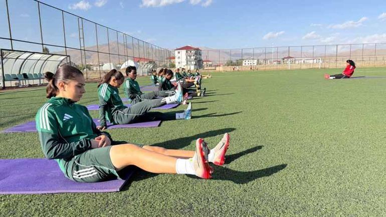 Yüksekovalı futbolcu kız kardeşlerin hedefi milli forma