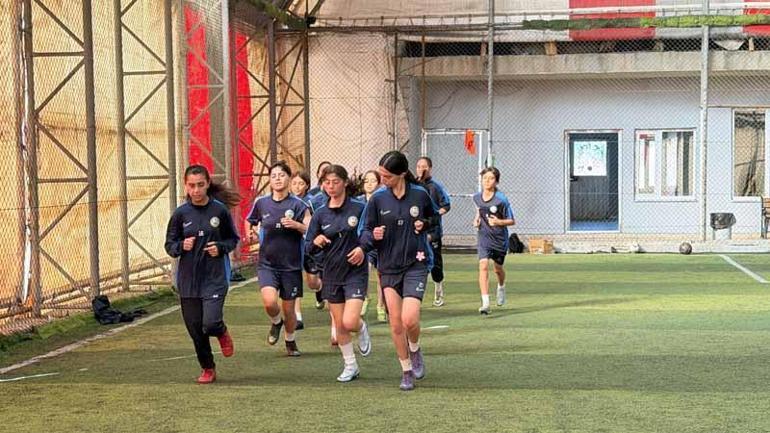 Yüksekovalı futbolcu kız kardeşlerin hedefi milli forma