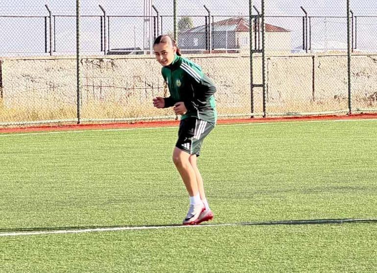 Yüksekovalı futbolcu kız kardeşlerin hedefi milli forma